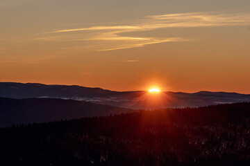 Obraz premium sunset in the mountains sunrise over the mountains