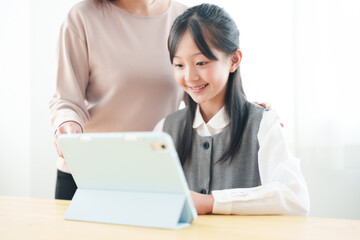 タブレットを使う女の子