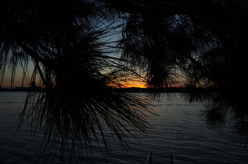 atardecer sobre el rio