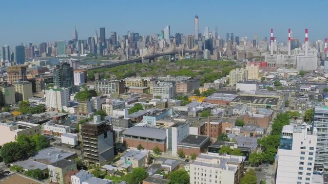 Dutch Kills and Ravenswood with Queensbridge Houses, skyscrapers