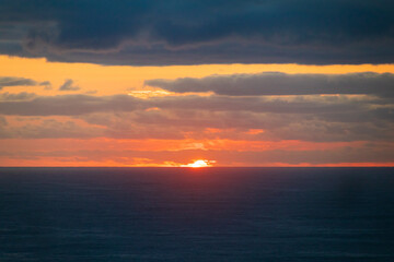 Obraz premium A Golden Dawn Breaks Over Gold Coast’s Tranquil Sea