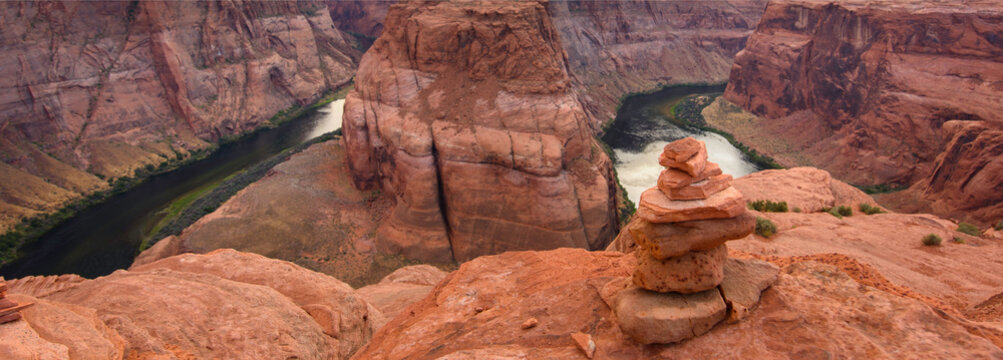 Balanced Stone on Horseshoe Bend - 4K Ultra HD Image for Tranquil Landscapes