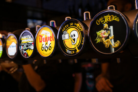 noms de bi&egrave;res sur des &eacute;tiquettes &agrave; l'arri&egrave;re de la tireuse d'un bar