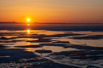 氷が浮かぶ春の湖の夕暮れ　サロマ湖
