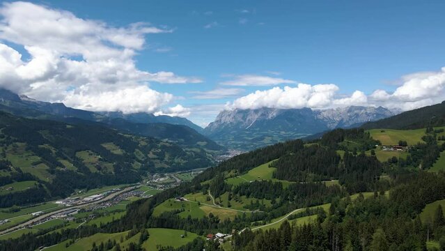 Drohnenflug &uuml;ber den Bergen in St. Johann im Pongau - Landschaft im Sommer