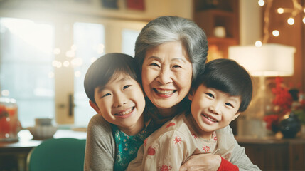 笑顔でおばあちゃんに抱きつく孫 grandmother hugging grandchildren