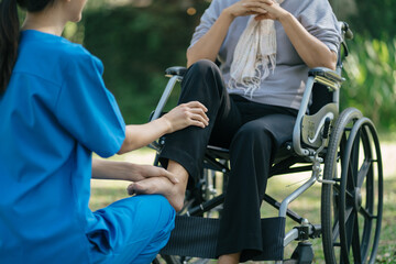 Obraz premium Professional physiotherapist taking care of senior patient during rehabilitation.