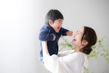 メインビジュアルにも！子供を抱っこする母親　高い高い