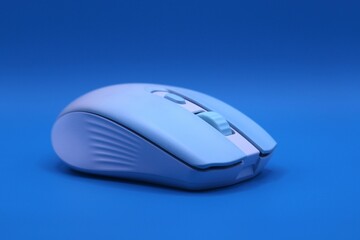 the mouse is white with blue degradation