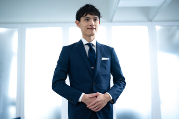 Fototapeta premium 若手のスーツを着た日本人ビジネスマン