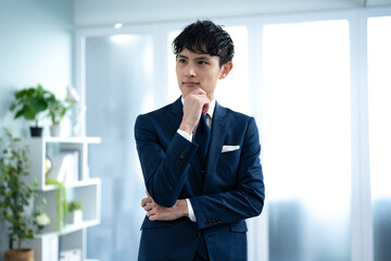 オフィスで考え事をするビジネスマン