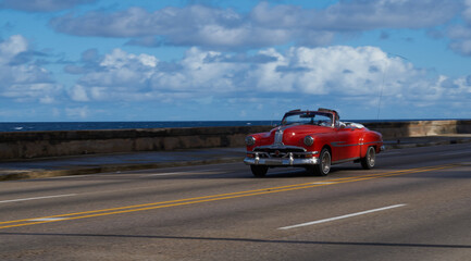 Fototapeta premium Classic American Cars in Havana, Cuba