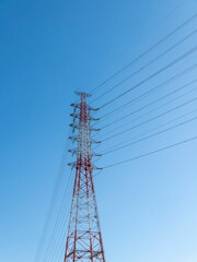 都市の中に建つ送電塔