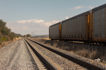 Fototapeta na wymiar Vagones de tren sobre las vías 