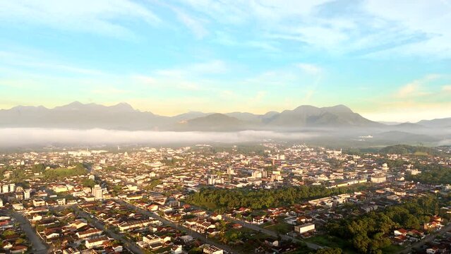 HIPERLAPSE JOINVILLE SANTA CATARINA BRAZIL BRASIL - Imagens da cidade industrial, com transito, movimento, amanhecer, na maior cidade de Santa Catarina, &eacute; poss&iacute;vel observar a movimenta&ccedil;&atilde;o 
