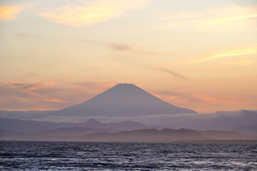 湘南から見る夕焼け富士山
