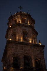 Torre de la iglesia de san francisco en el centro histórico de la ciudad de Querétaro por la noche, estilo barroco construida con cantera rosa