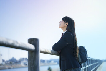 メインビジュアルにも！通学途中に空を見上げる女子高生  受験や目標に...