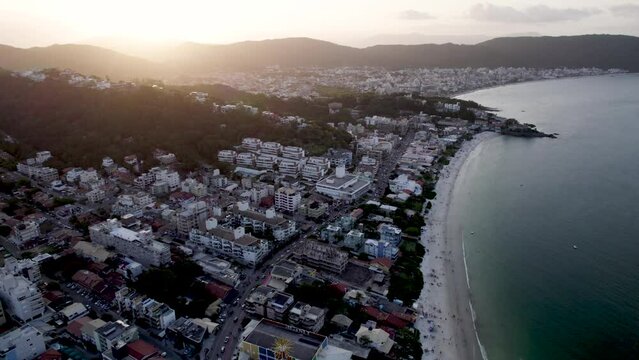 Videos de drone en 4 k de las playas de Bombinhas, Santa Catarina, Brasil