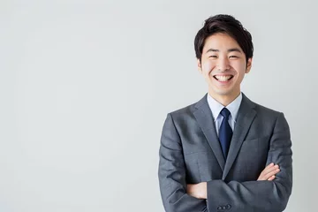 Foto op Plexiglas 正面の笑顔の日本人の男性ビジネスマンのポートレート写真（白背景・サラリーマン・スーツ・若手・新人・新入社員） © Maki_Japan