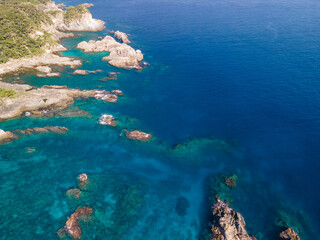 青い海と緑の森が美しい、式根島の丸根ヶ浜の空中ドローン撮影。

東京都伊豆諸島新島村式根島にて。
2023年11月2日撮影。


Aerial drone shot of Marunegahama beach on Shikinejima, with its beautiful blue sea and green forest.

At Shikinejima islnad, Niijima V