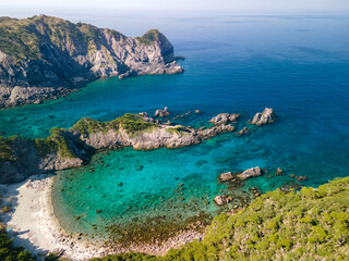 青い海と緑の森が美しい、中の浦海水浴場、神引浦の空中ドローン撮影。

東京都伊豆諸島新島村式根島にて。
2023年11月3日撮影。


Aerial drone shot of Nakanoura beach and Kanbiki bay on Shikinejima, with its beautiful blue sea and green forest.

At Shikinejima i