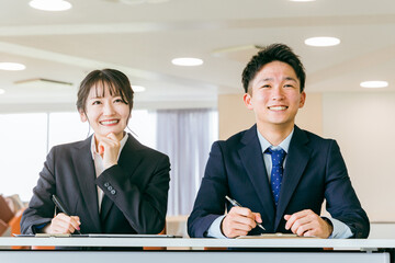 研修会を受講する笑顔の男女のビジネスマン（セミナー・説明会・勉強会）
