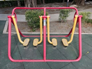 公園の老人用ブランコ