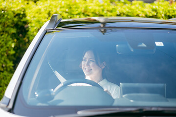 車を運転する女性ドライバー（安全運転・シートベルト・安全確認）
