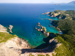 青い海と緑の森が美しい神引展望台から見る、中の浦海水浴場、神引浦の空中ドローン撮影。

東京都伊豆諸島新島村式根島にて。
2023年11月4日撮影。


Aerial drone photography of Nakanoura Beach and Kanbiki bay, as seen from Kanbiki Observatory, where the blue sea and green