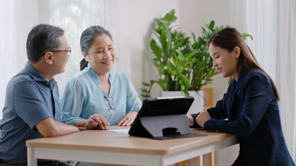 Obraz premium Financial advisor,realtor agent,insurance,lawyer,Manage your retirement fund concept.Financial advisor showing presentation on computer,deal shake hand to happiness Elderly asian couple retirement