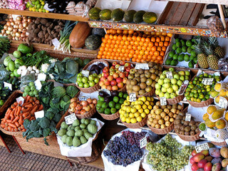 Farbenfroher Obst- und Gemüsestand