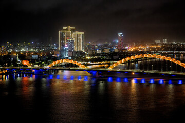 Fototapeta na wymiar ドラゴンブリッジ（ロン橋）と街の夜景　ベトナム　ダナン　Dragon bridge Vietnam Danang