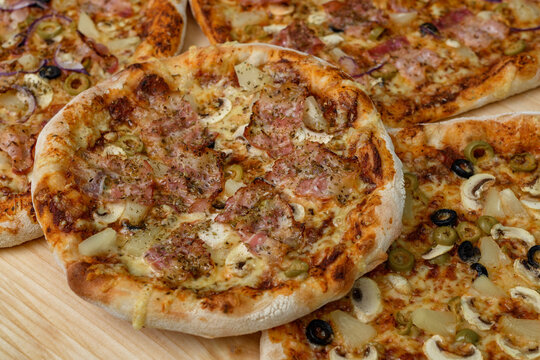 Gorące pizze na zakwasie wyjęte z pieca leżą na kuchennym blacie