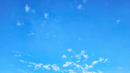 Fototapeta na wymiar Blue sky and white clouds floated in the sky on a clear day is very happy