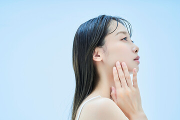 スキンケアをする若い女性