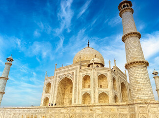 Fototapeta na wymiar Huge white Taj Mahal at Agra, India