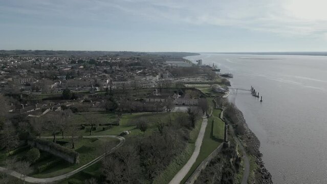Citadelle de Blaye vista, Bordeaux, France - aerial flyover