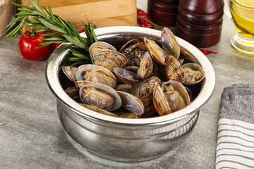 Raw vongole clams for cooking