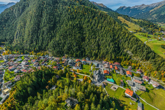 Herbst im Tiroler Ausserfern rund um Biberwier, Blick auf das Ortszentrum