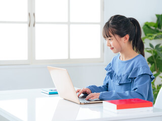 ノートパソコンを使う女の子