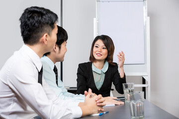 Obraz premium Chinese Business team having a meeting.