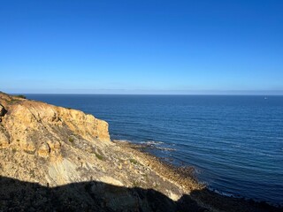 Fototapeta na wymiar Ocean coast, clear blue sky, blue horizon, natural colors, no people