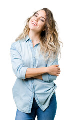Obraz premium Beautiful young blonde woman over isolated background happy face smiling with crossed arms looking at the camera. Positive person.