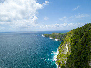 Fototapeta na wymiar Natural views of the sea and hills on Nusa Penida, Bali, to be precise, Kelingking Beach