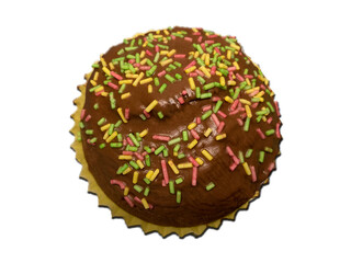 711380816 Muffin mit Schokoladenglasur und bunten Zuckerstreuseln ausgelöst