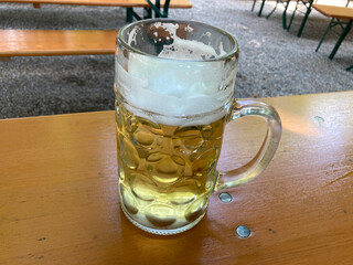 711380825 Maß Bier im Biergarten