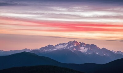 Obraz premium Serene Sunset over Snow-Capped Mountain Range Landscape