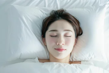 Fotobehang ベッドで寝ている日本人女性のポートレート（睡眠・うたたね・寝る・快眠・休息） © Maki_Japan