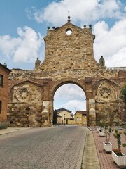 Fototapeta na wymiar Arch of San Benito, national monument that is part of the Camino de Santiago in Sahagún